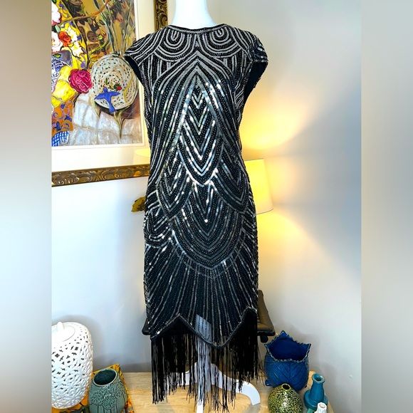 Dresses & Skirts - Black Sheath Cocktail Dress with Short Sleeves and Knee-Length Design